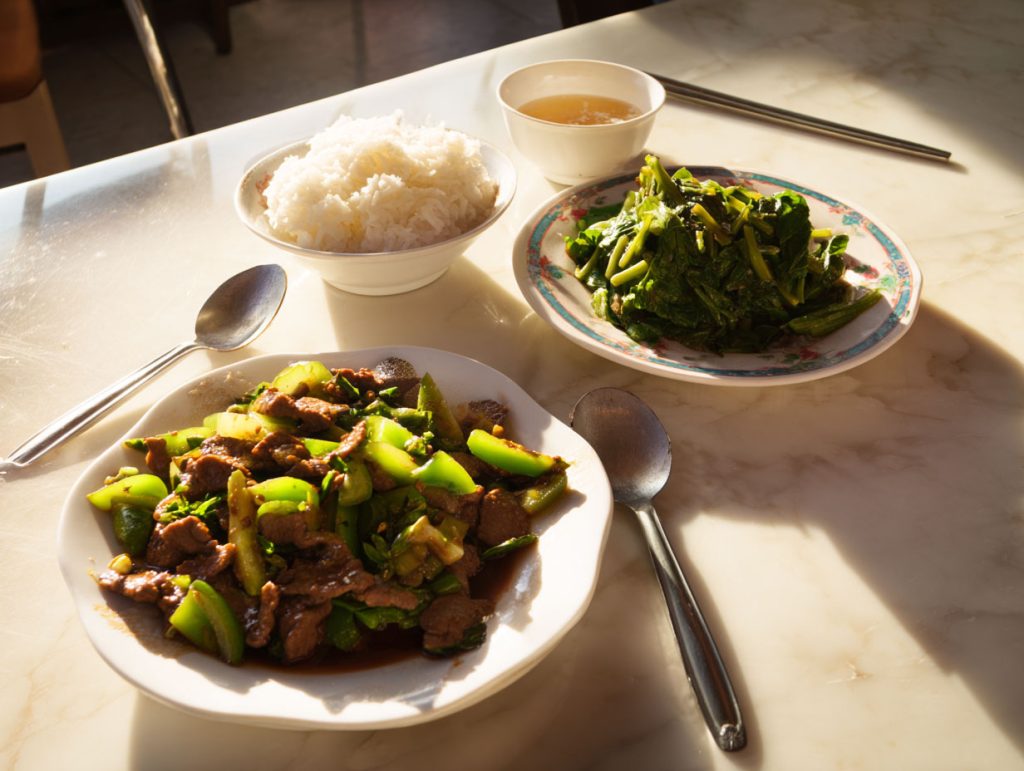午餐半碗牛肉炒青椒一碗白飯燙一份地瓜葉或空心菜可能就有4.5-5.5mg維生素B3