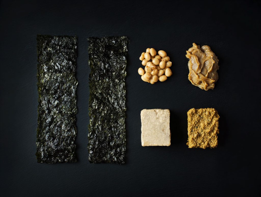 紫菜、海苔、味噌、納豆被視為素者者食物的維他命b12補充來源，但實際上含量少而不穩定，很難提供足夠的攝取量